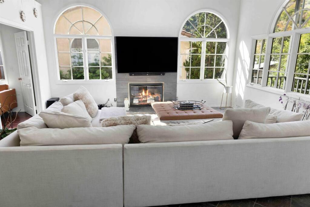 Stunning Mediterranean Mansion In Laurel Canyon Лос-Анджелес Екстер'єр фото